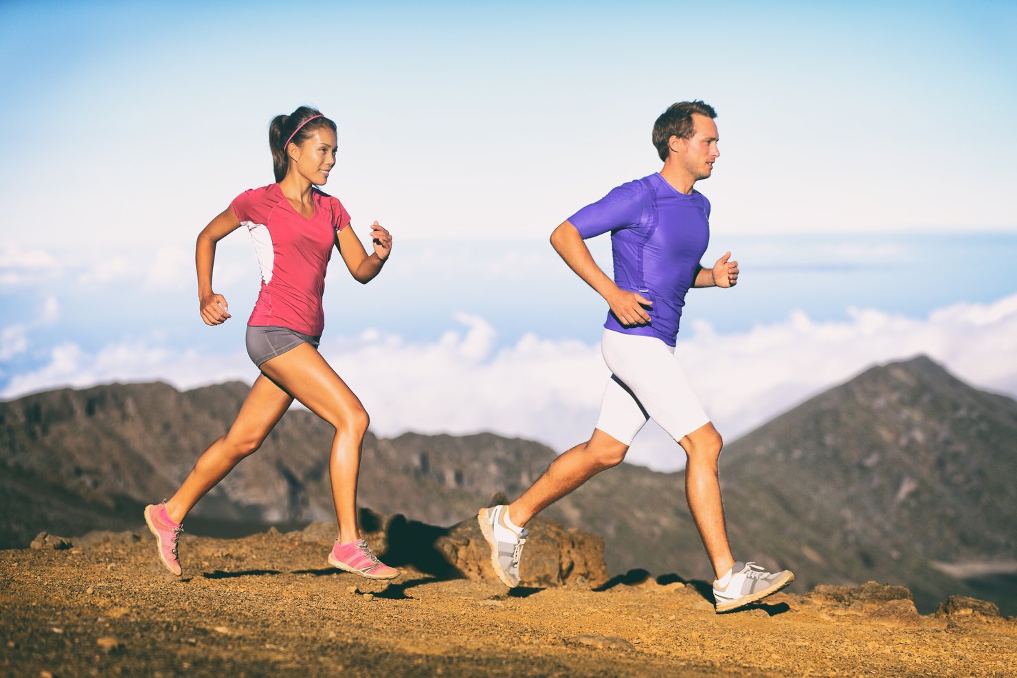 Лето фотки2 людей бегут. Два человека бегут. Человек на пробежке. Спортивные люди. Человек на пробежке.