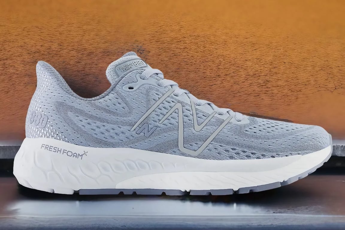 The New Balance 860 is in front of a brown wall.